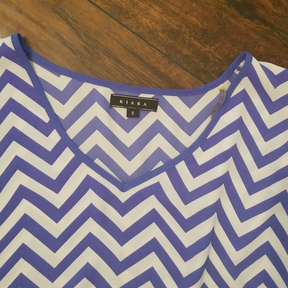 Chevron sheer gold accent top - Picture 3 of 3